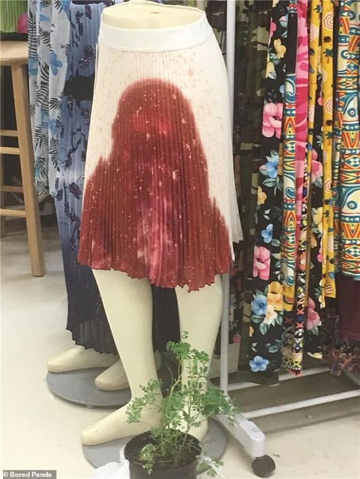 Có lẽ ý tưởng của NTK thời trang là tạo nên một chiếc váy ombre. Tuy nhiên, không hiểu vì lí do gì mà họ lại tạo nên một chiếc váy khiến nhiều người phải đỏ mặt nghĩ tới sự cố nhạy cảm của phái đẹp.