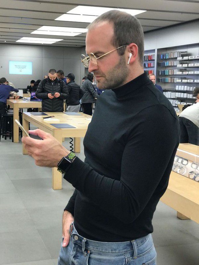 Steve Jobs đã sống dậy và quay trở lại một cửa hàng Apple để kiểm tra doanh thu, thật là đáng sợ!