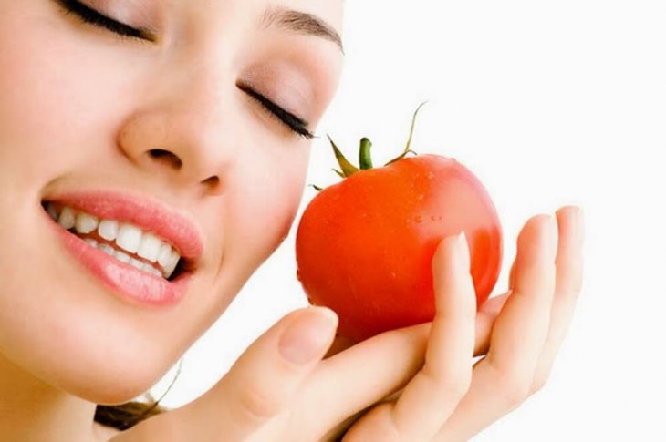 Mặt nạ cà chua có tác dụng làm mềm da nhờ vào lượng vitamin C trong quả