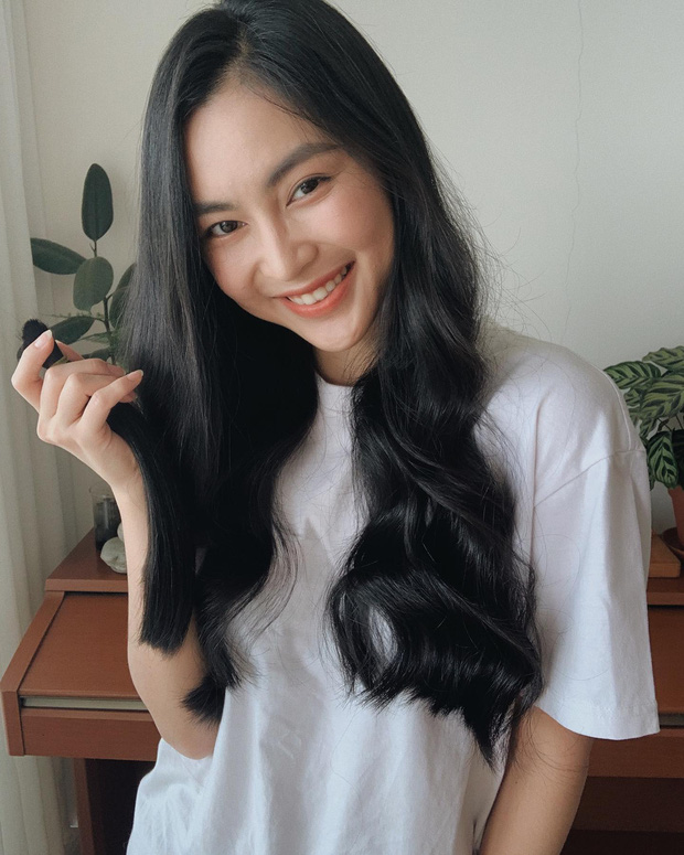 Sau thời gian dài nuôi tóc, Helly Tống đã quyết định quyên tặng mái tóc của mình cho Mạng lưới chống ung thư vú Việt Nam.