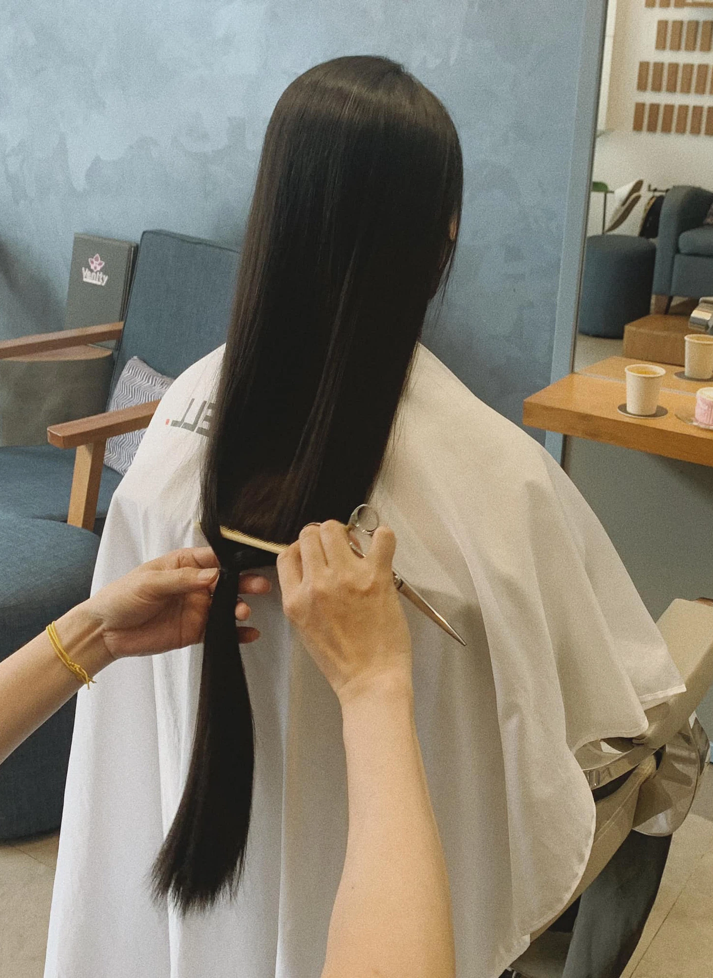 Tóc của Helly sẽ được làm thành tóc giả để trao tặng cho những người bệnh ung thư. Đây thật sự là một hành động vô cùng ý nghĩa của nàng thơ làng thời trang Việt.