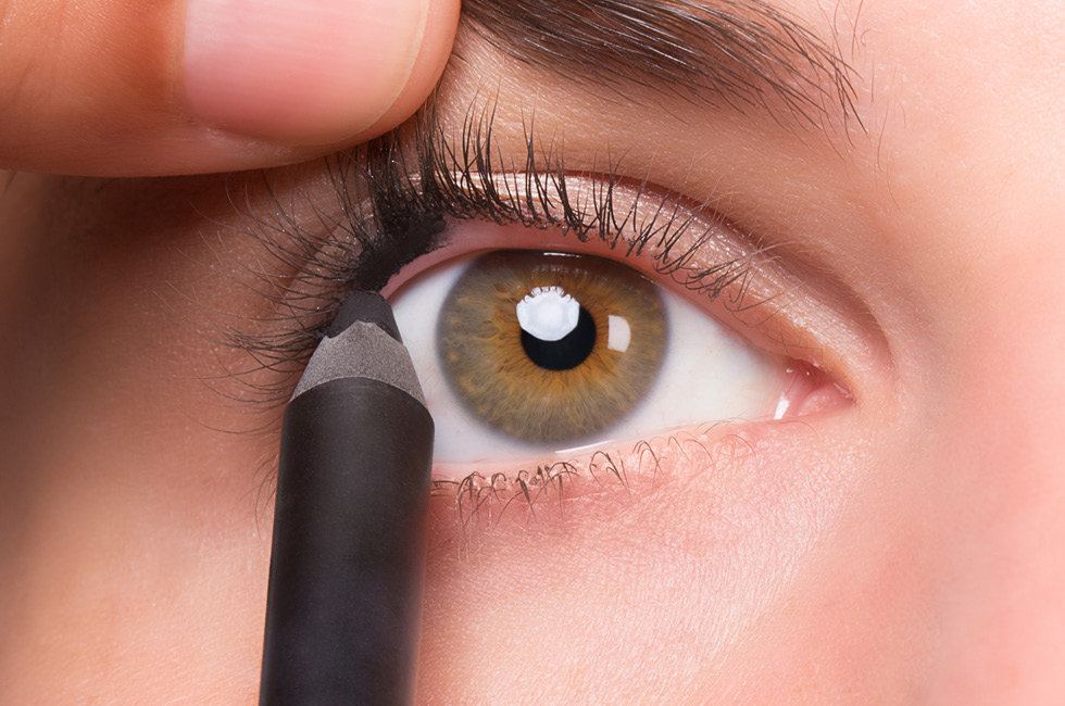 Viền mí mắt trong sẽ giúp bạn có một đôi mắt to và thu hút.