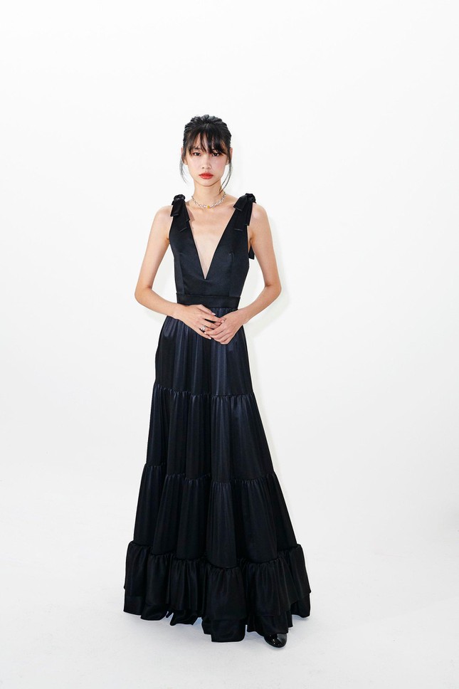 Cô chị Ho Yeon chọn cho mình một chiếc váy màu đen xẻ ngực được đích thân Giám đốc sáng tạo của Louis Vuitton Nicolas Ghesquière sáng tạo. Louis Vuitton đang cực kỳ ưu ái nàng tân đại sứ thương hiệu toàn cầu của mình.