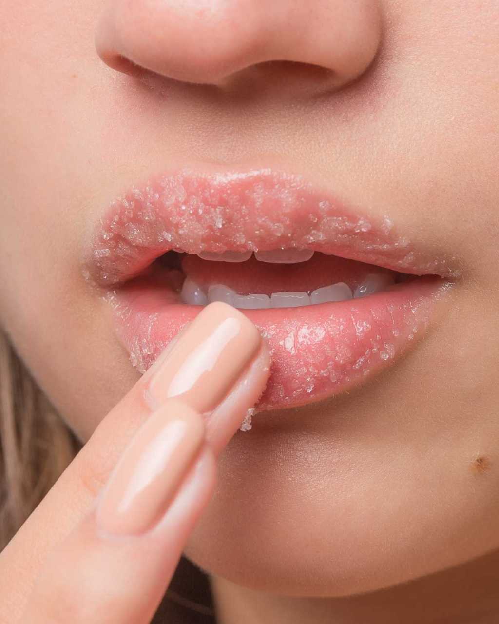 Tẩy da chết cho môi giúp cho bạn có một đôi môi hồng hào mịn màng không tì vết