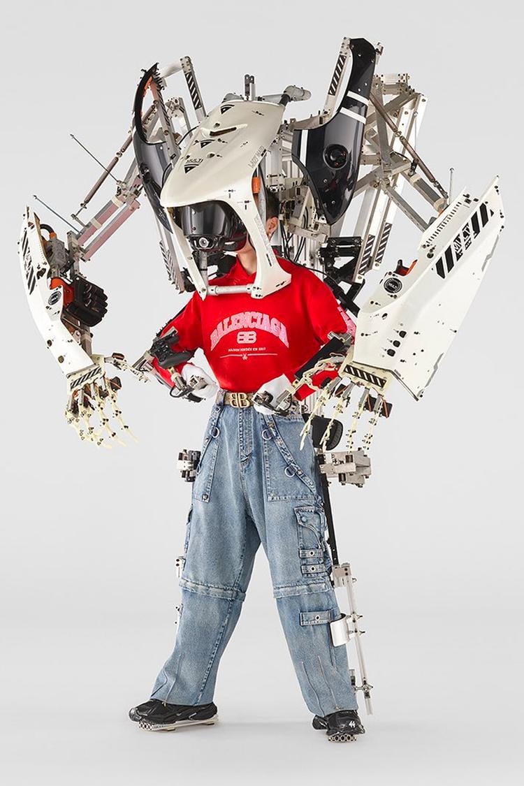 Balenciaga ra mắt BST thời trang lấy cảm hứng từ robot. Những người mẫu đã đội lên mình những chiếc mặt nạ robot thú vị.