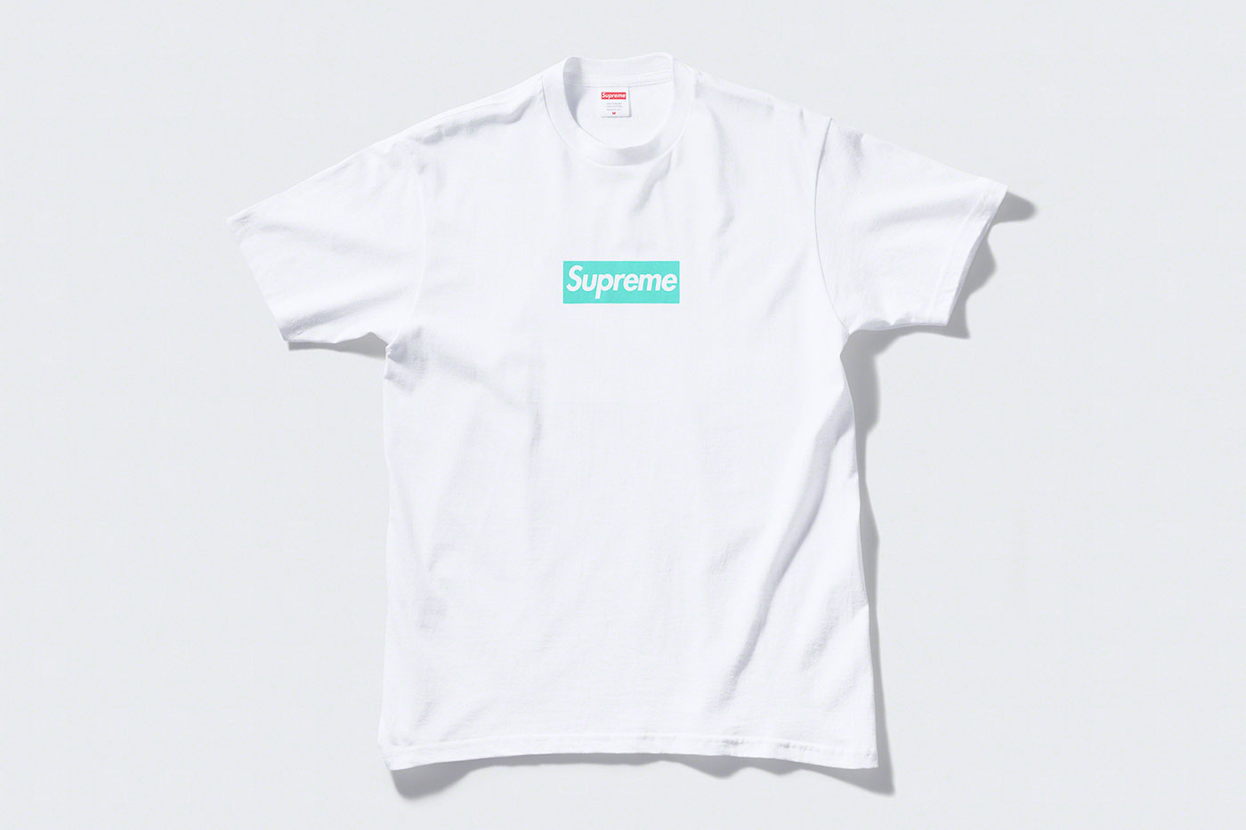 Không một BST nào của Supreme kết hợp với các thương hiệu khác lại thiếu đi một chiếc áo phông. Một item vô cùng đặc trưng của thương hiệu thời trang đường phố