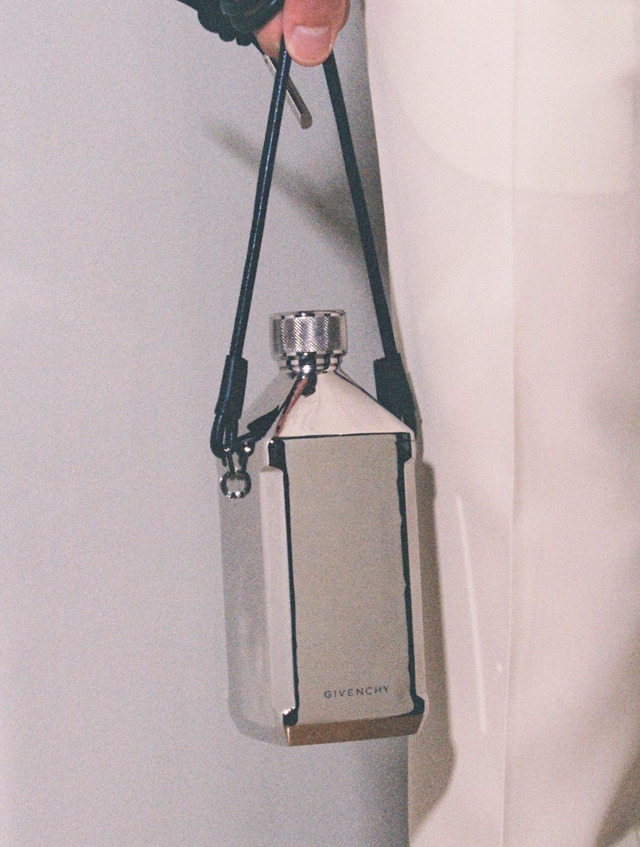 Chai nước của Givenchy được làm bằng nhôm và bọc bạc để tạo độ sang chảnh. Logo của Givenchy được khắc ở mặt trước của sản phẩm.