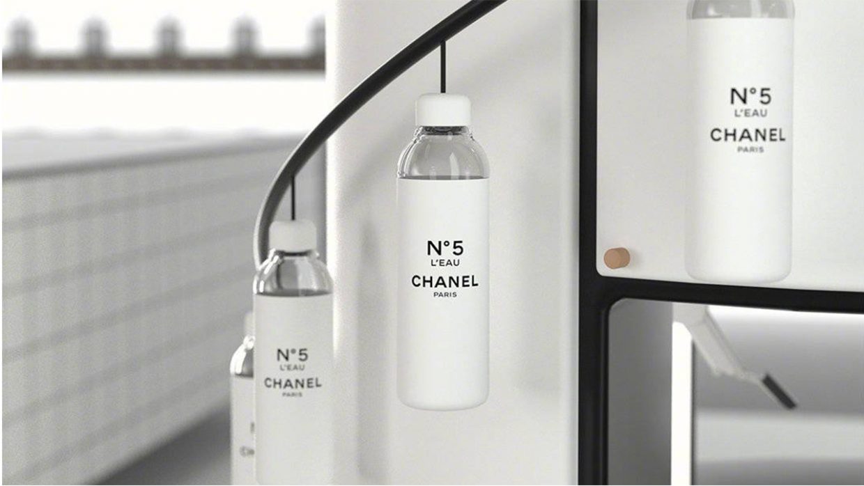 Cách đây ít lâu, Chanel đã cho ra mắt chai nước khoáng. Sản phẩm này có giá 75 USD, cao gấp 30 lần so với những chai nước thông thường khác. Dù vậy, các tín đồ thời trang vẫn xuống tiền ầm ầm.