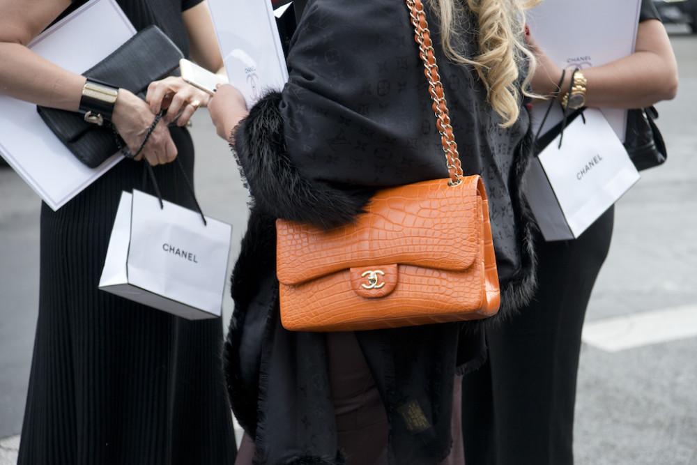 Với đà tăng này, chúng ta sẽ chẳng ngạc nhiên nếu như đầu năm sau, Chanel lại tiếp tục nâng giá các mặt hàng túi xách của mình lên