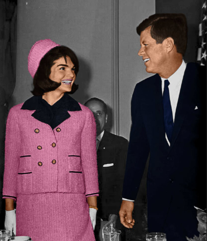 Bà Kennedy cực kỳ yêu thích bộ suit này nên diện rất thường xuyên.