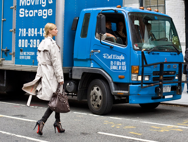 Nàng nấm lùn thuộc nằm lòng 4 bí quyết này để không bao giờ bị nuốt dáng khi mặc áo khoác dáng dài