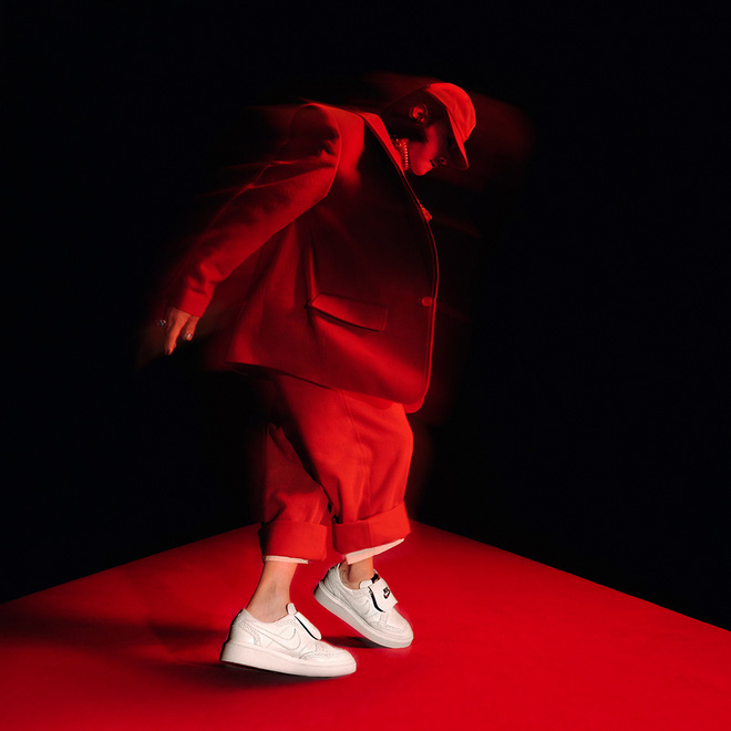 Hình ảnh của G-Dragon quảng cáo mẫu giày KWONDO1 đang gây sốt trên MXH. Anh chàng trưởng nhóm Big Bang chọn cho tông màu đỏ để tạo điểm nhất cho bức ảnh quảng cáo.