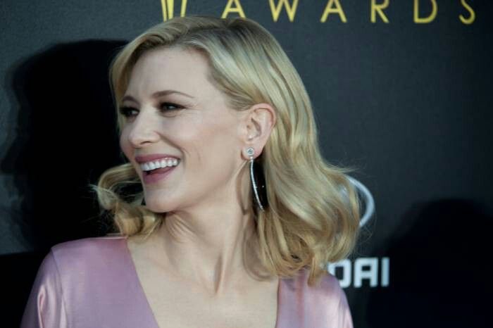 Cate Blanchett bao trọn chuyến xe buýt chỉ vì không muốn mặc váy nhăn