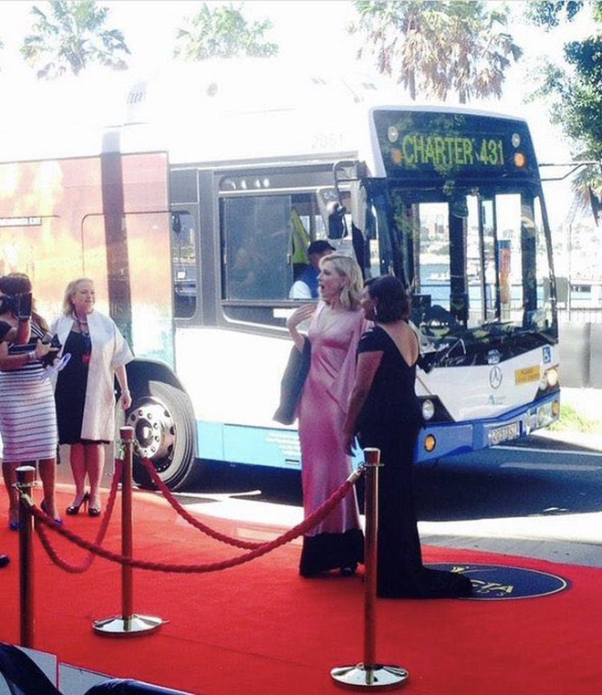 Chiếc xe bus của Cate Blanchett nổi bật trong khuôn viên sự kiện lễ trao giải điện ảnh danh tiếng