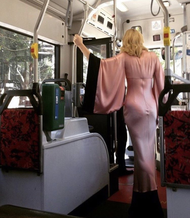 Để giúp chiếc váy không bị nhăn, Cate Blanchett đã thuê luôn một chiếc xe bus. Nhờ vậy, cô có thể đứng thoải mái trong chiếc xe mà không phải lo lắng về chiếc váy.