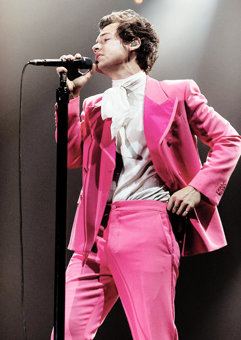 Năm 2017, Harry Styles bắt đầu chuyển dần sang phong cách thời trang phi giới tính. Anh chàng bắt đầu mặc những bộ suit có gam màu nổi bật cùng các chi tiết nơ to.