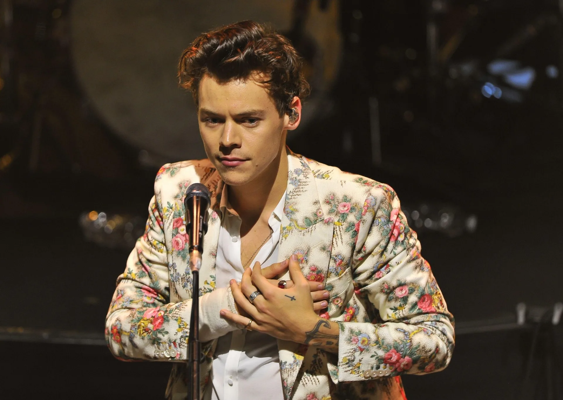 Hành trình thời trang của Harry Styles: Từ chàng trai nhà bên đến biểu tượng thời trang LGBTQ+ - Ảnh 3