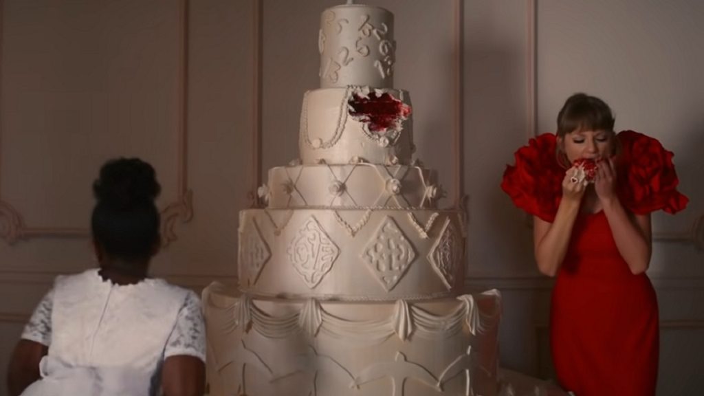 1200 giờ được bỏ ra để hoàn thành chiếc váy cưới cho Taylor Swift 