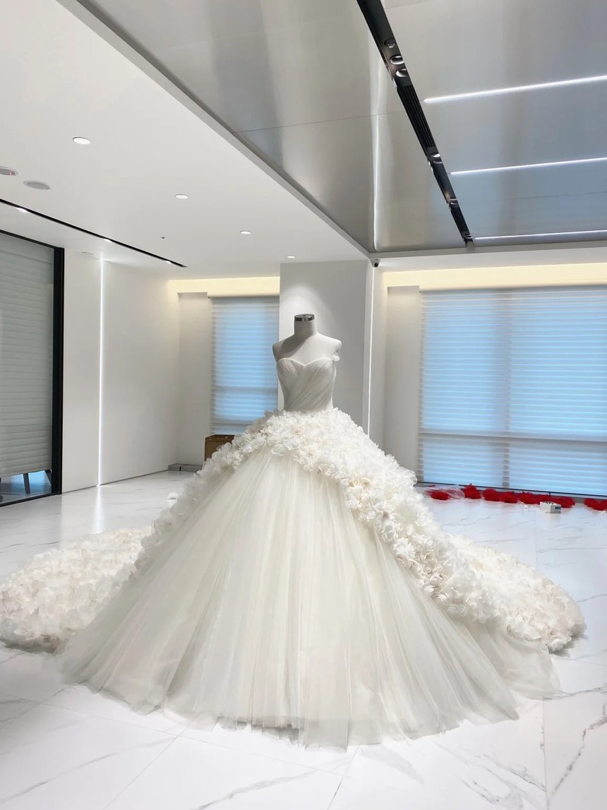 Những chiếc váy được gắn tới 2500 bông hoa làm bằng tay với 7 kích thước khác nhau. Hai màu sắc đối lập của thiết kế như một thông điệp về tương phản trong cuộc sống.