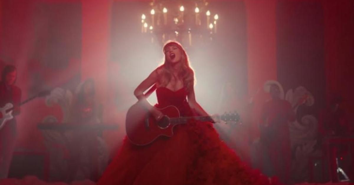 Trong MV, Taylor Swift nổi bật với 6 trang phục vô cùng cầu kỳ. Chiếc đầm được nữ ca sĩ diện cùng đôi giày Converse đỏ.
