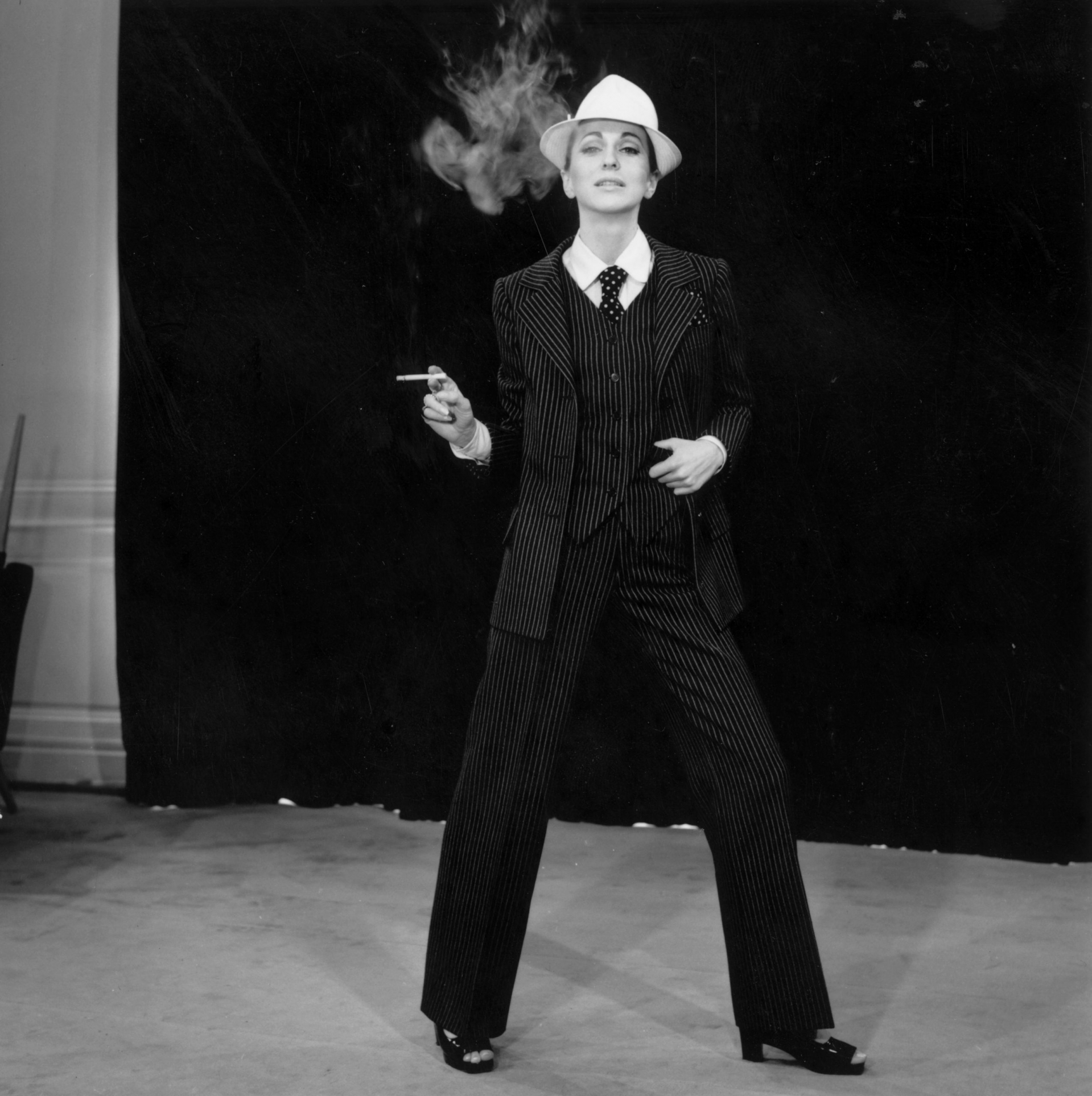 Bộ suit của Yves Saint Laurent đã thay đổi phong cách ăn mặc của thời trang nữ thế giới