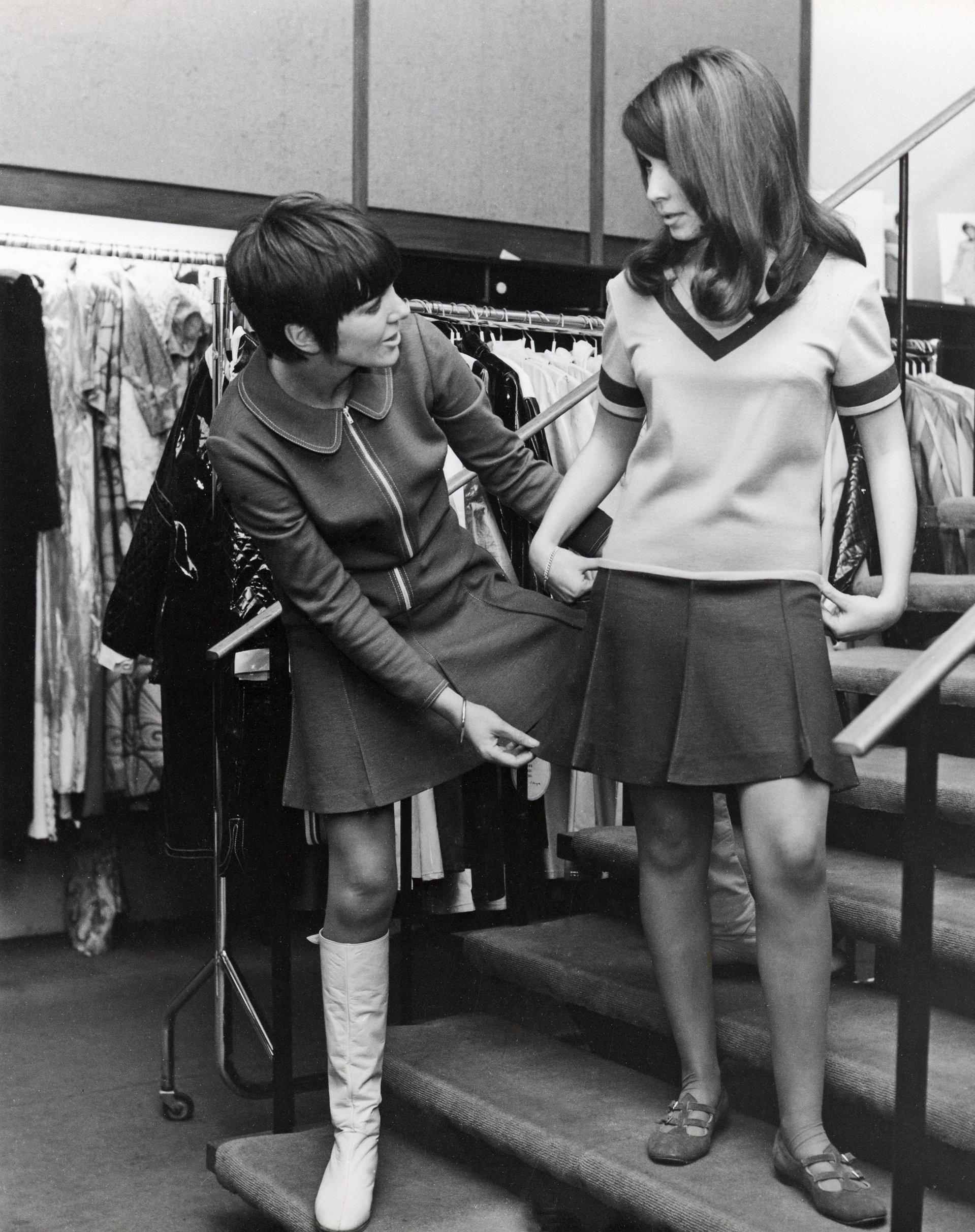 Chân váy mini là đặc trưng của phong cách thời trang thập niên 60