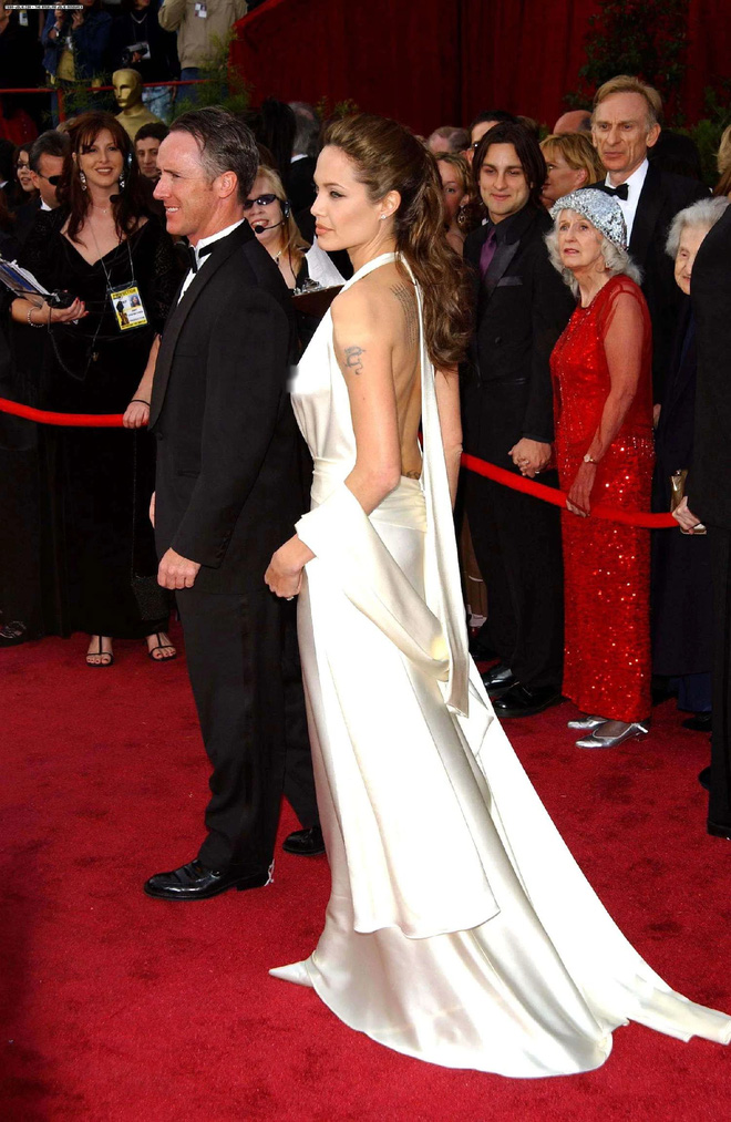 Yếu tố đóng góp vào sự thành công của Angelina Jolie là chiếc váy satin trắng muốt, cổ váy khoét sâu tới tận gần rốn từ NTK Marc Bouwer