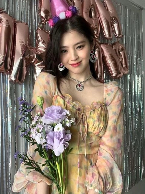 Công chúng cực kỳ chú ý tới bộ vòng cổ 'kim cương' mà Han So Hee đang đeo. Nhiều người nghĩ rằng thiết kế này phải có giá cả nghìn đô.