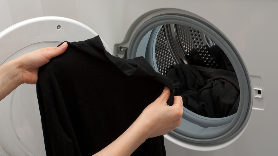 Đồ đen chỉ nên giặt ở mức nước lạnh từ 15 đến 27 độ C