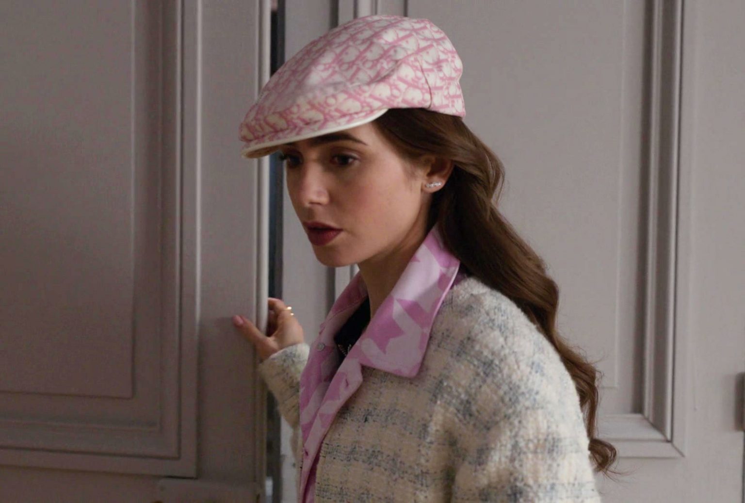 Lily Collins đội nón flat cap monogram của Dior trong phim Emily in Paris. Ảnh: Netflix