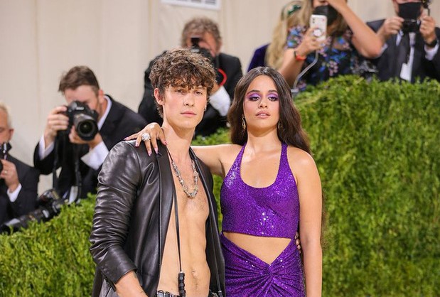 Cách nhanh nhất dẫn đến chia tay của sao Hollywood: Nắm tay nhau thật chặt trên thảm đỏ MET Gala  