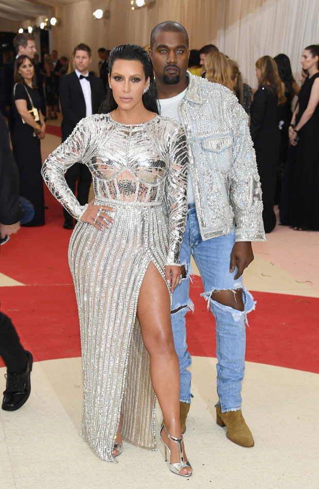 Lần đầu tiên Kim Kardashian và Ye tham gia MET Gala vào năm 2016: Cả hai chọn một bộ cánh 'bling bling' đến từ thương hiệu Balmain.