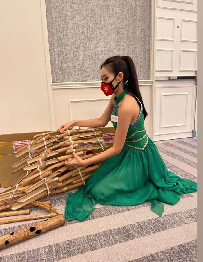 Cô nàng đang chuẩn bị đàn T'rưng cho phần thi tài năng. Đây là loại nhạc cụ đặc trưng của các dân tộc Tây Nguyên