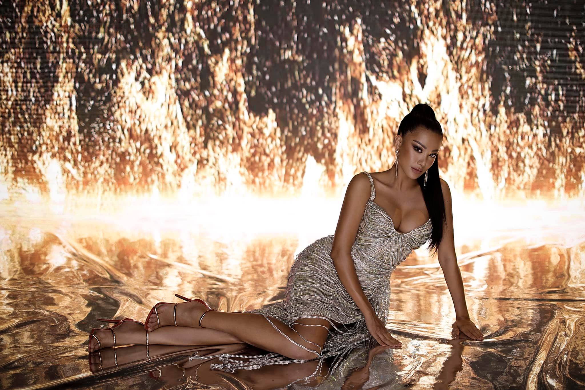 Khán giả trách Kim Duyên: "Con thương mợ mà mợ thương ai" khi tung ảnh BST ánh kim lấp lánh