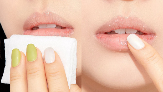 Trước khi quyết định tẩy da chết cho môi, bạn hãy dùng một chiếc khăn nóng ủ môi trong 1 - 2 phút. Như vậy, môi sẽ mềm ra, da chết cũng bong ra nhiều hơn. Nhờ đó, quá trình tẩy da chết sẽ diễn ra nhẹ nhàng hơn.