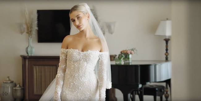 Vào đám cưới của mình 2 năm trước, Hailey Bieber đã được Virgil Abloh dành tặng một chiếc váy cưới vô cùng lộng lẫy. Thiết kế được làm bằng vải ren và đính thêm ngọc trai.