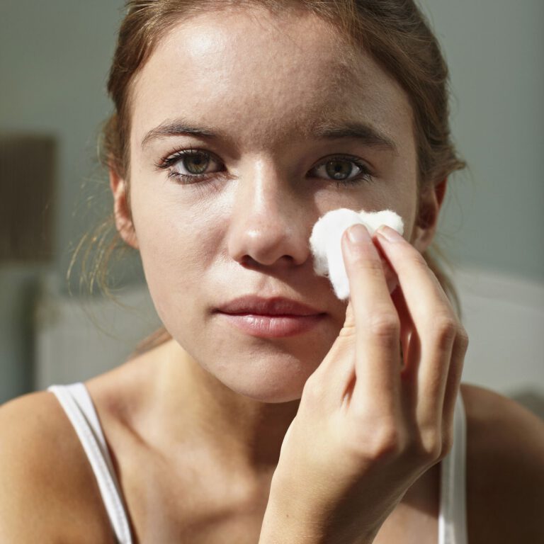 Đối với toner làm sạch, bạn nên sử dụng trước khi sử dụng mặt nạ. Nhờ vậy, dưỡng chất từ mặt nạ sẽ không bị lấy đi sau khi sử dụng toner.