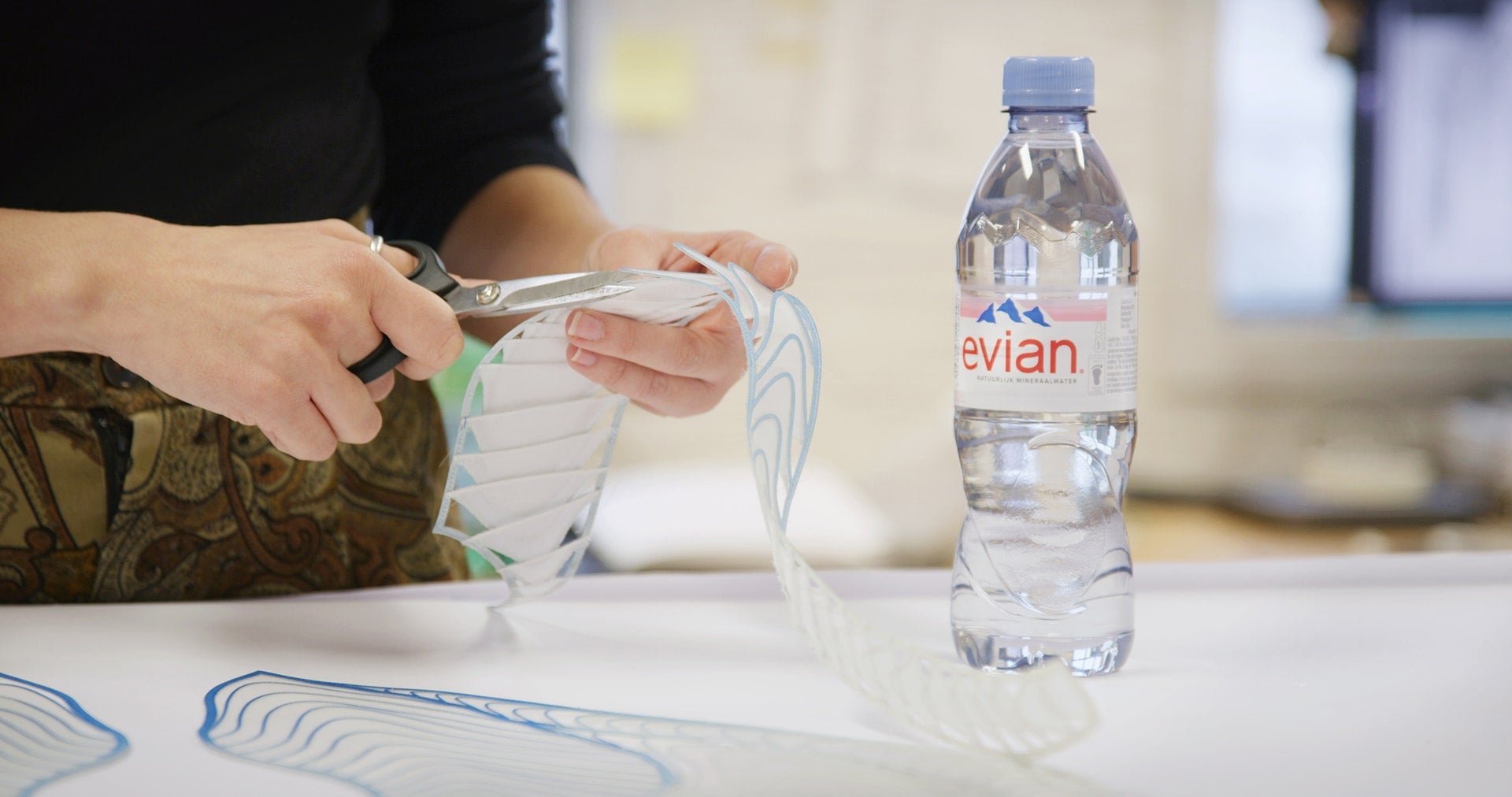 72% chiếc váy được làm bằng chai nước nhựa Evian. Phần còn lại của thiết kế được làm bằng lụa.