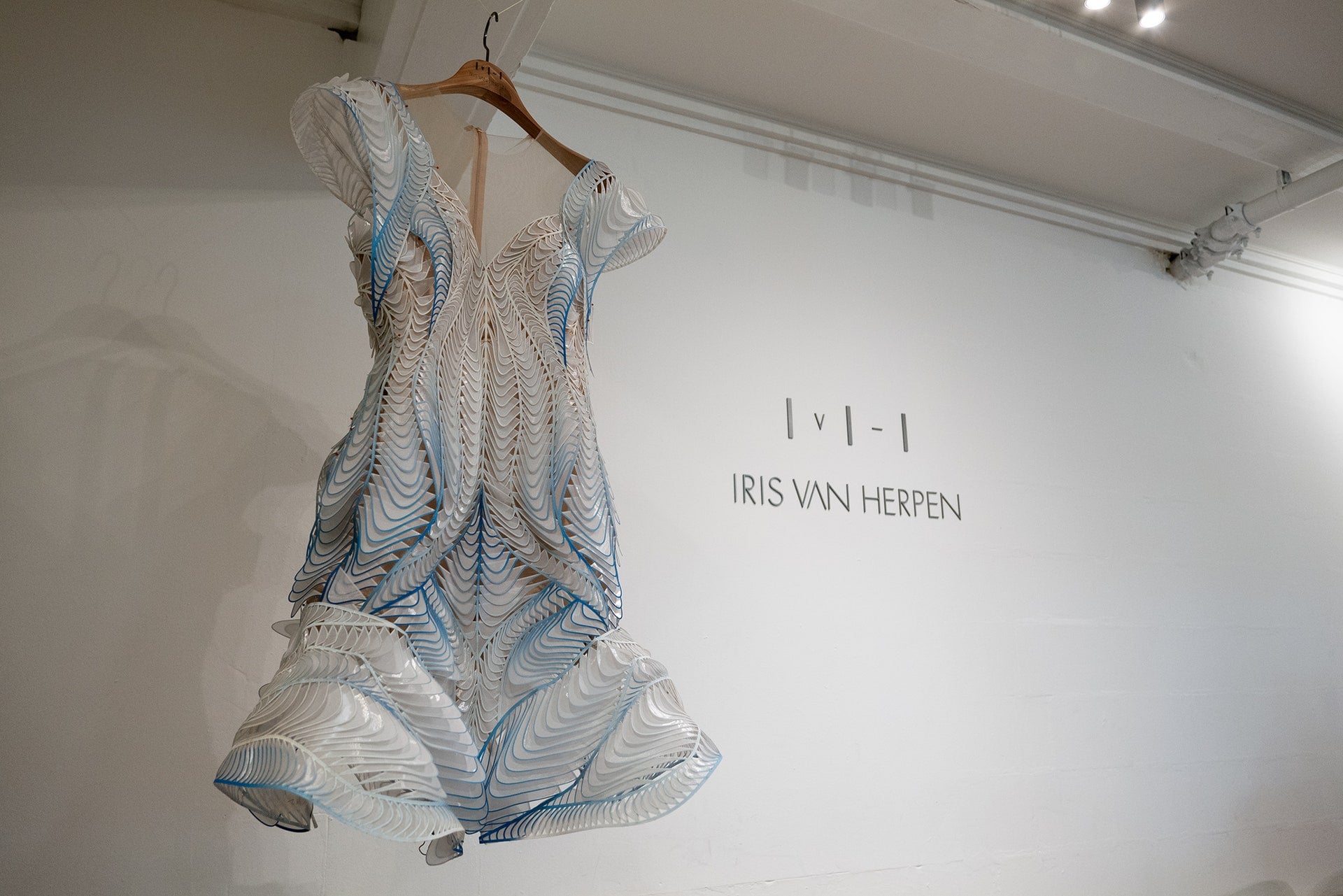 Chiếc váy truyền đạt thông điệp về thời trang vị lai - tương lai mới của ngành công nghiệp tỉ đô này.