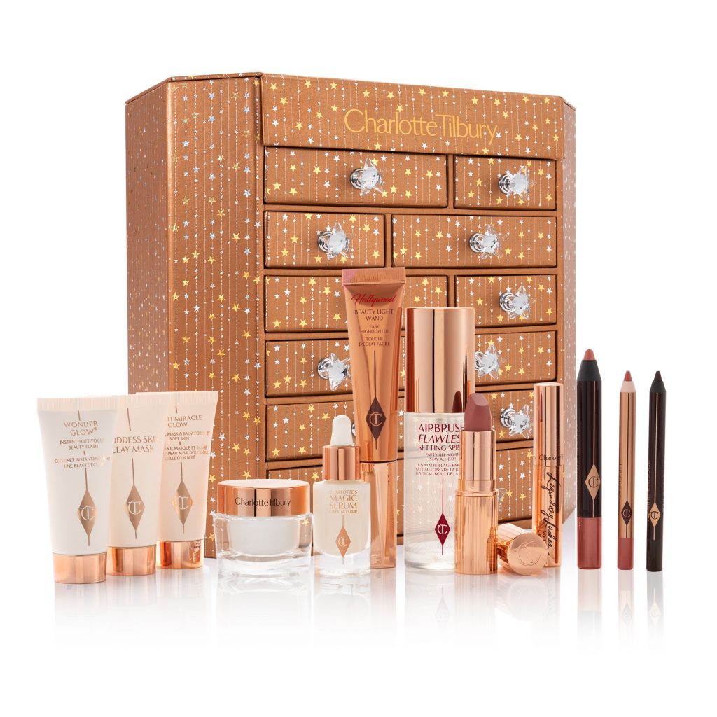 Charlotte Tilbury vẫn trung thành với phong cách cổ điển trong từng thiết kế của mình.