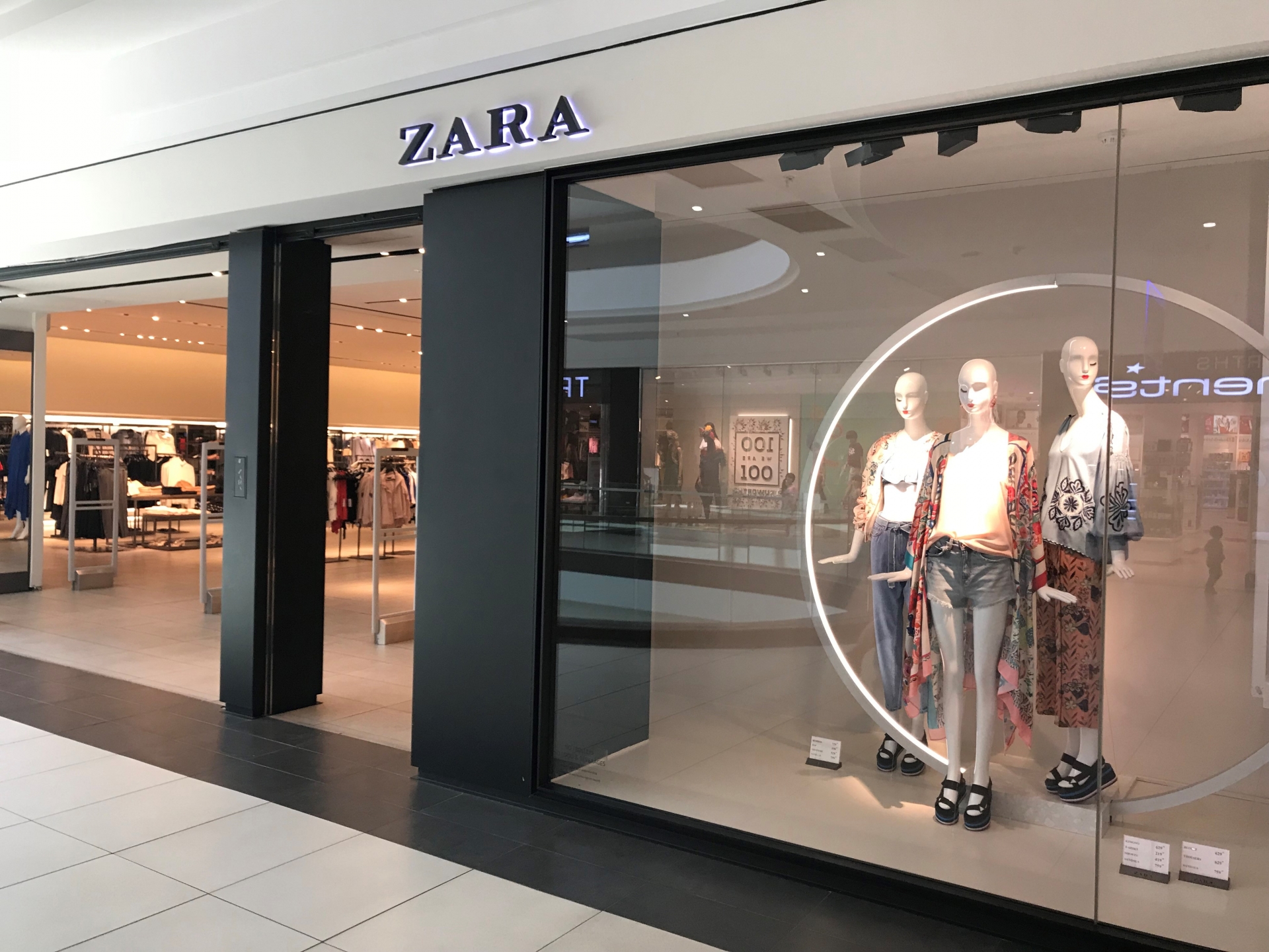 Zara thường xuyên bị những nhà mốt cao cấp chỉ trích vì ăn cắp chất xám của họ. Chiến lược kinh doanh của Zara hướng tới đối tượng khách hàng trẻ tuổi chưa có nhiều tài chính nhưng lại đam mê đồ hiệu.