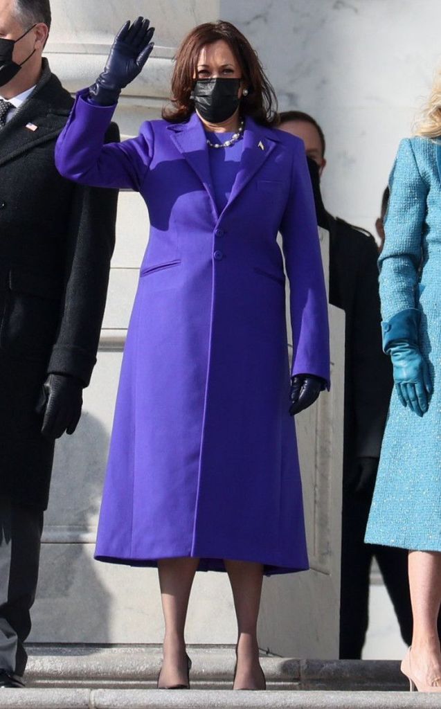 Bà Kamala Harris mặc một chiếc áo trench coat màu tím trong lễ nhậm chức Phó tổng thống Mỹ của mình.
