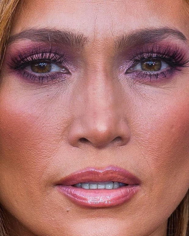 Ở tuổi 40, làn da của Jennifer Lopez được đánh giá là khá đẹp. Lỗ chân lông của cô cũng khá nhỏ, da không có mụn. Dù vậy, người đẹp cũng chẳng thể thắng nổi quy luật thời gian. Rất nhiều nếp nhăn đã xuất hiện trên mặt cô.