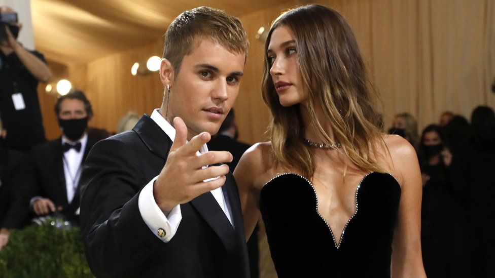 Justin và Hailey luôn được bình chọn là cặp vợ chồng đẹp nhất nhì showbiz Mỹ. Nàng là It girl hàng đầu thế giới, chân dài quen mặt của nhiều thương hiệu lớn. Chàng là hoàng tử nhạc Pop kiêm 'chồng trong mơ' của nhiều chị em.