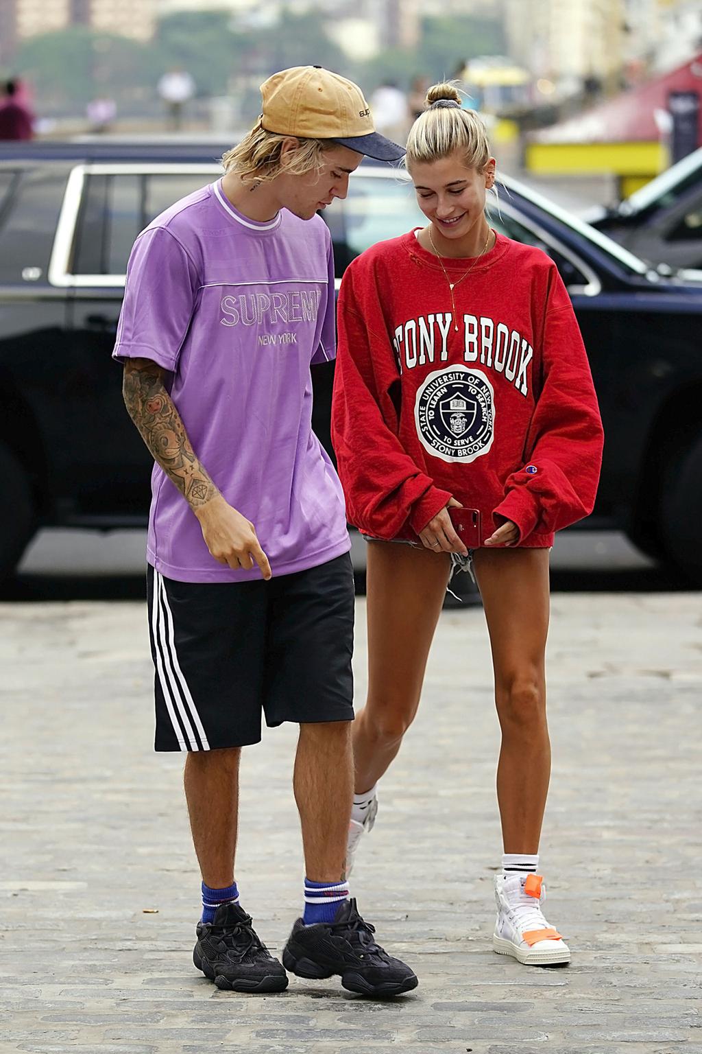 Thật khó lòng rời mắt khỏi đôi chân dài thẳng băng của Hailey Bieber. Justin lúc này có phần xuề xòa.