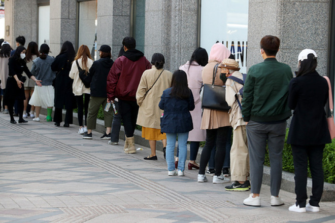 Người Hàn Quốc có thể không cần phải tích trữ đồ trong đại dịch nhưng họ sẵn sàng lao ra đường để mùa túi Chanel