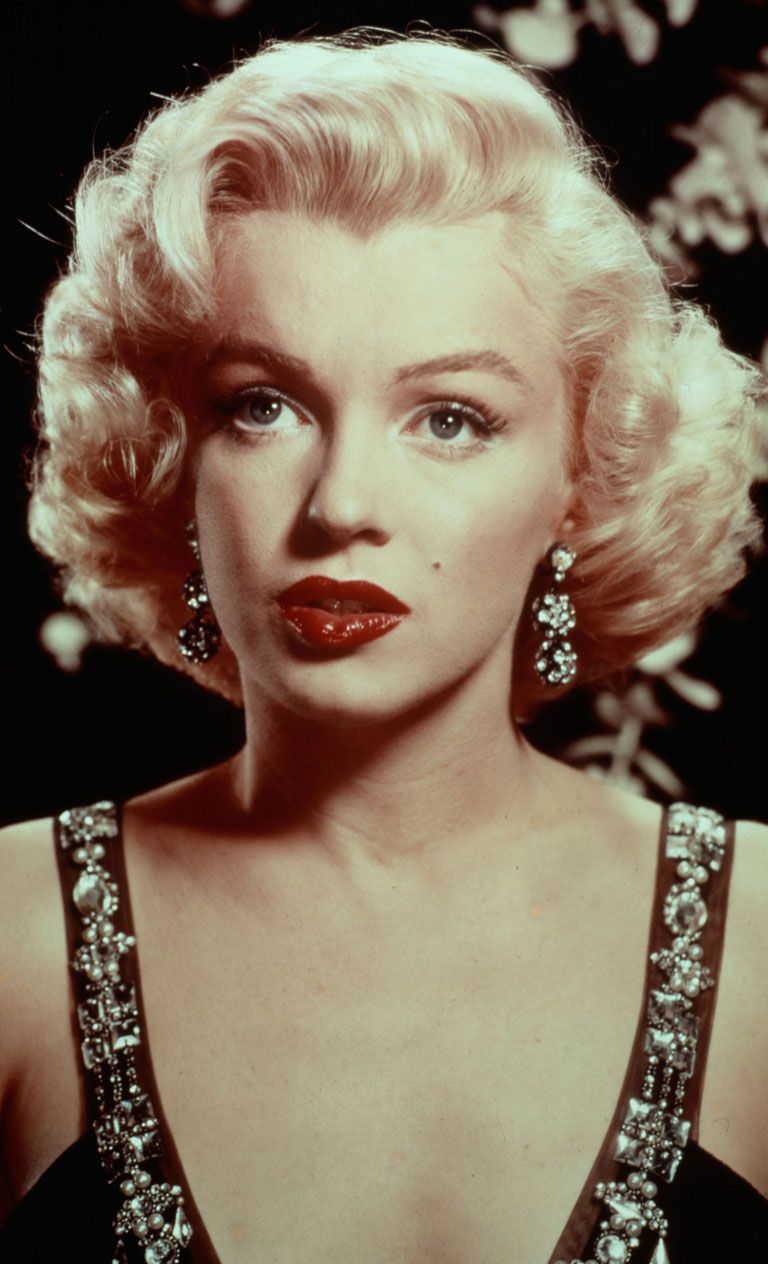 Marilyn Monroe đã đánh tới 7 lớp son để có được đôi môi căng bóng huyền thoại.