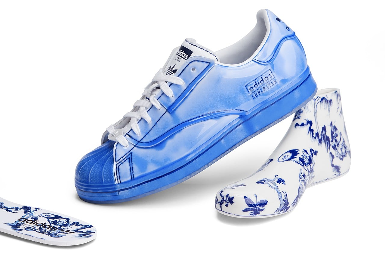 Adidas kết hợp với một nghệ nhân gốm sứ người Trung Quốc để tạo nên 3 phiên bản giày Adidas Superstar giới hạn. Mẫu giày này được tạo ra để tôn vinh nghệ thuật gốm sứ của Trung Quốc. BST giới hạn giày có tên “Ran Guzi Descending the Mountain”