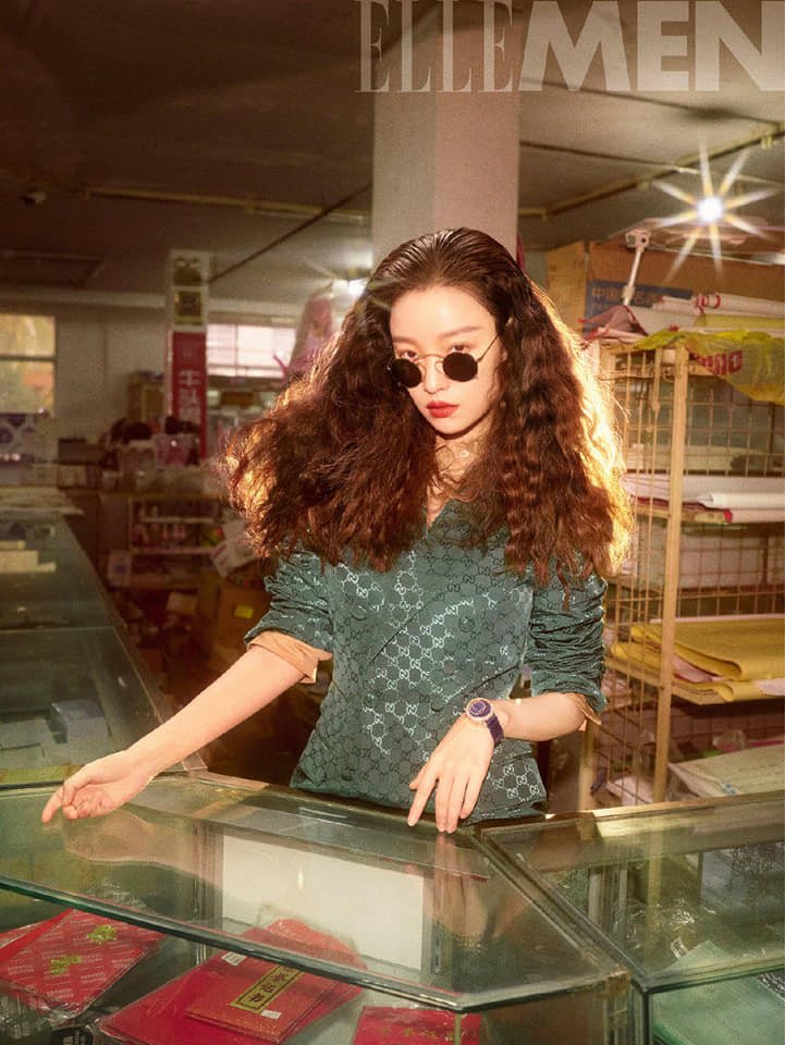 Nghê Ni 'đi chợ' sang chảnh trên bìa tạp chí Elle Man Trung Quốc. Cô xuất hiện trên số khai niên của một trong những tạp chí thời trang danh giá nhất đất nước tỉ dân