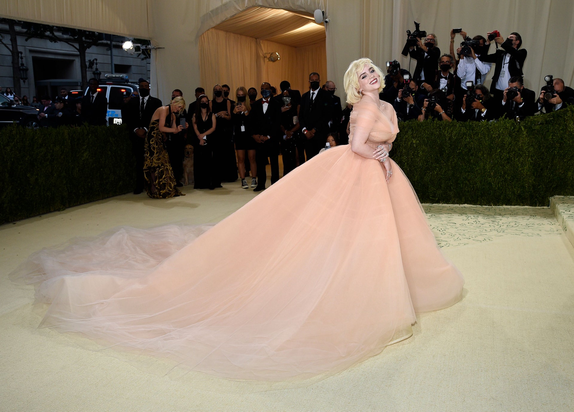 10 chiếc váy định nghĩa lại thời trang thảm đỏ 2021  